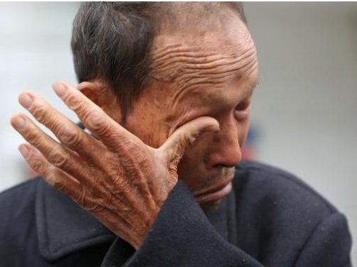 老人银行买保险10天被坑4.8万，网友：幸好退保了