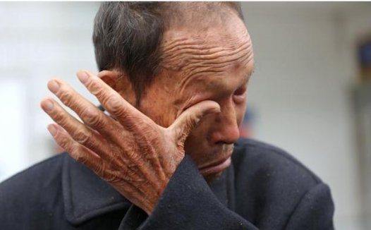 老人银行买保险10天被坑4.8万,网友:幸好退保了