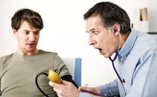 父母高血压，应该买什么保险？这四类值得关注